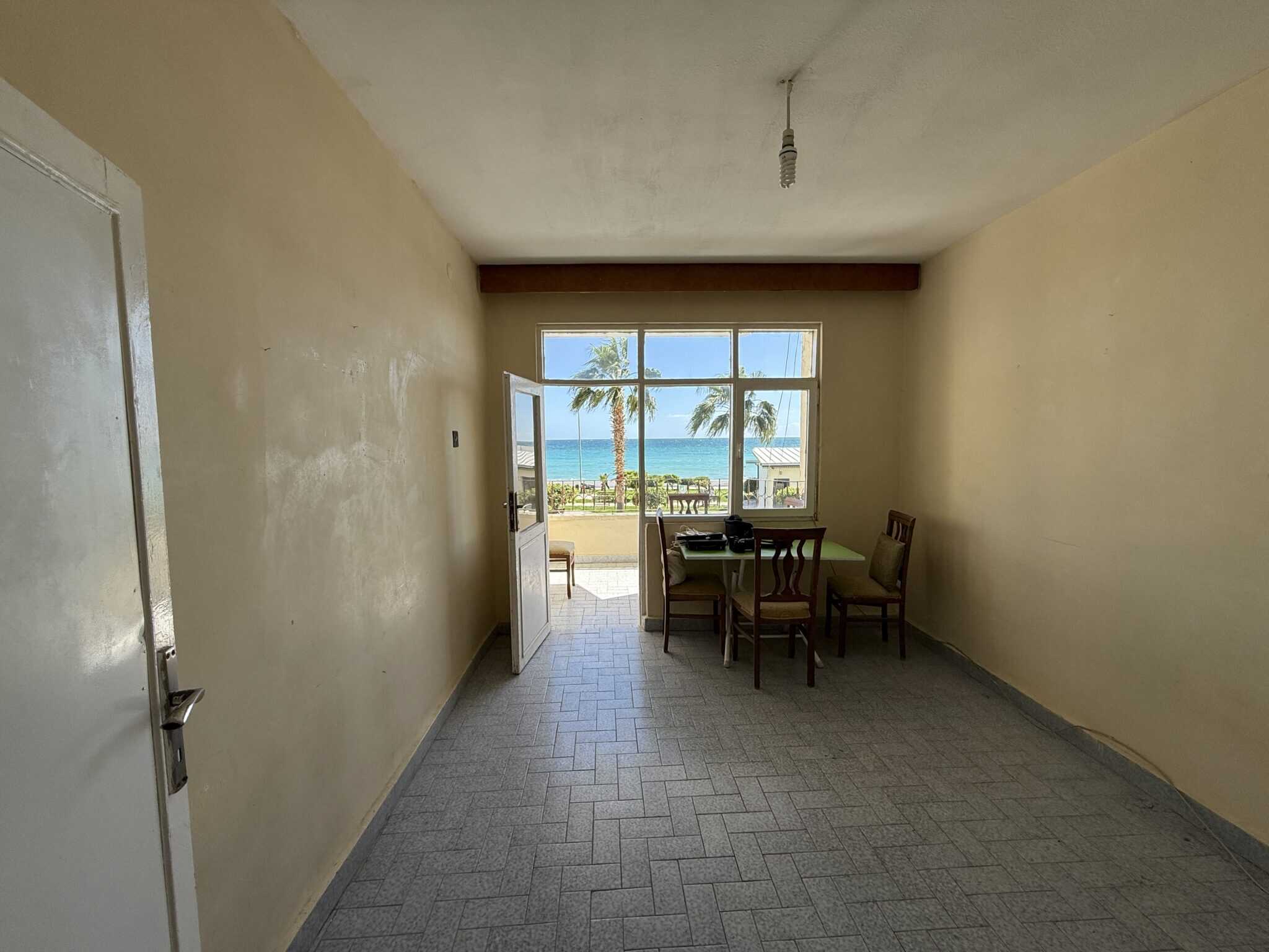 Appartement met 3 slaapkamers en 1 badkamers te koop in het centrum van Erdemli, Mersin, direct aan zee