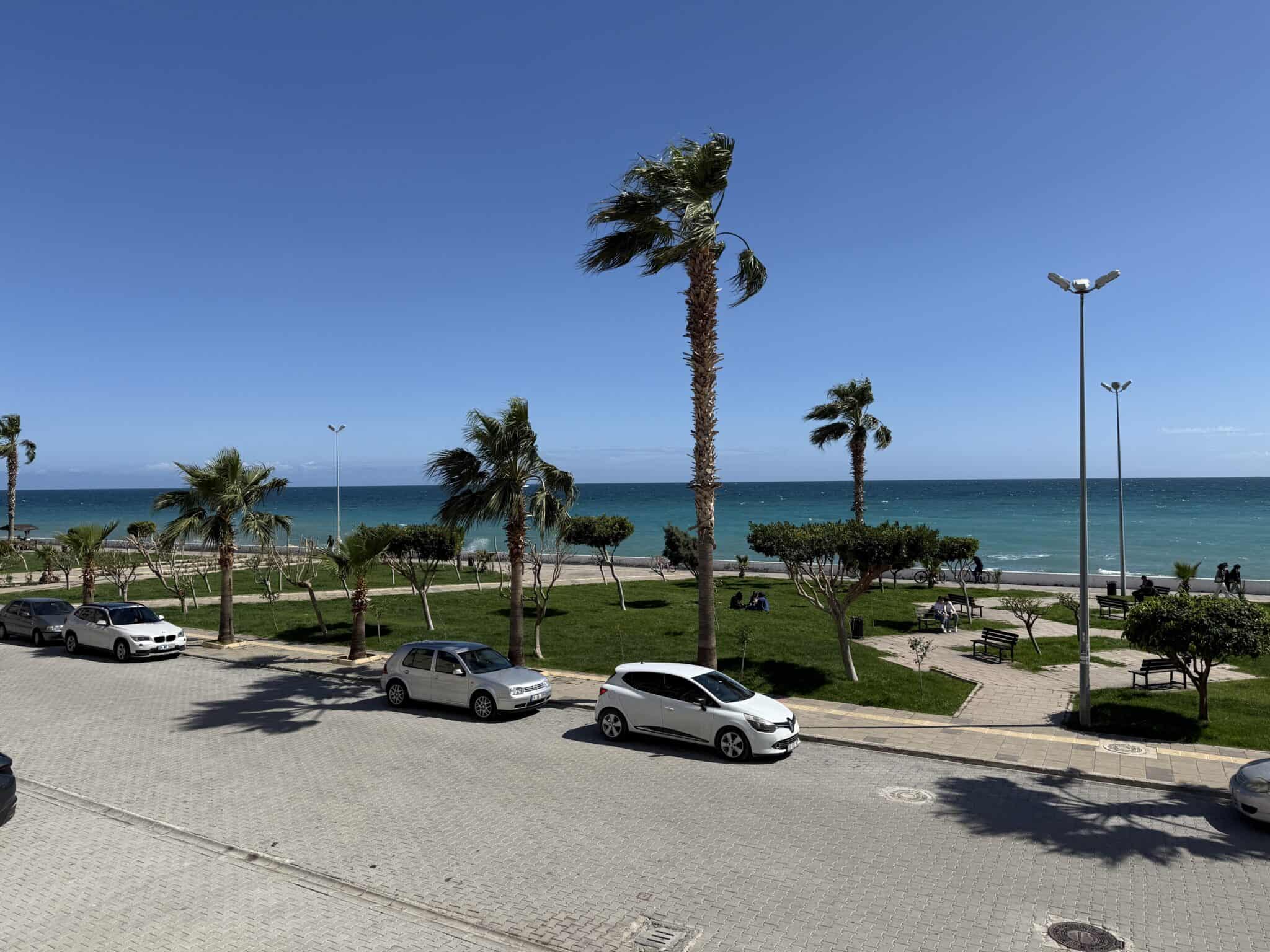Appartement met 3 slaapkamers en 1 badkamers te koop in het centrum van Erdemli, Mersin, direct aan zee