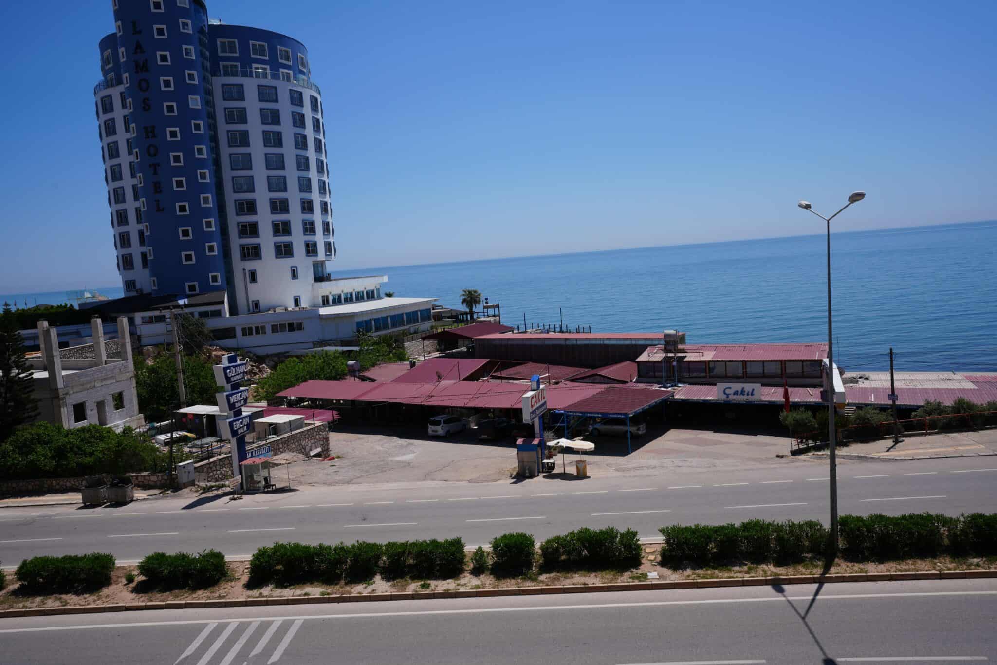 Квартира 1+1 на продажу в жилом комплексе Ayaş İraöz Suist в Мерсине, прямо на берегу моря.