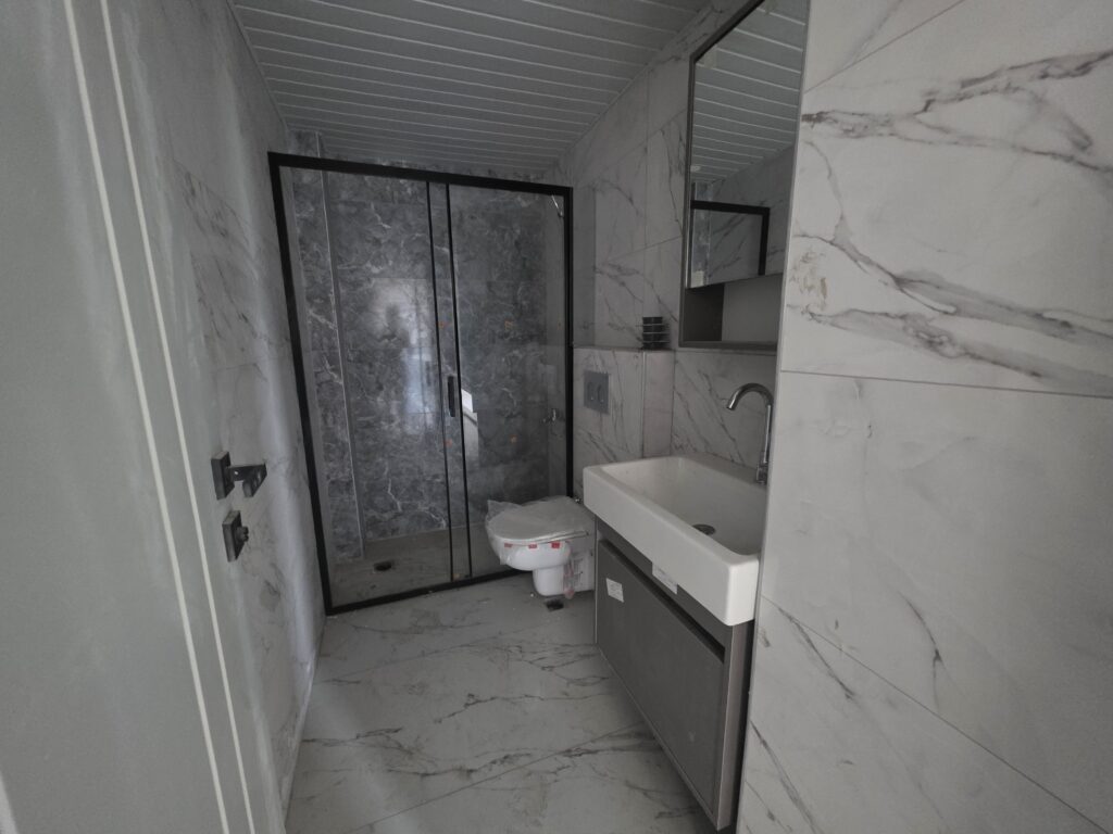 Продается квартира с 2 спальнями и 1 ванной комнатой с видом на море в Чешмели, Эрдемли, Мерсин (Emerald Deluxe)