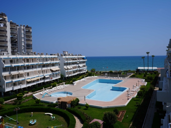 Продается ухоженная квартира 3+1 в жилом комплексе Kuğu Holiday Resort в Мерсине, район Эрдемли Тёмюк.