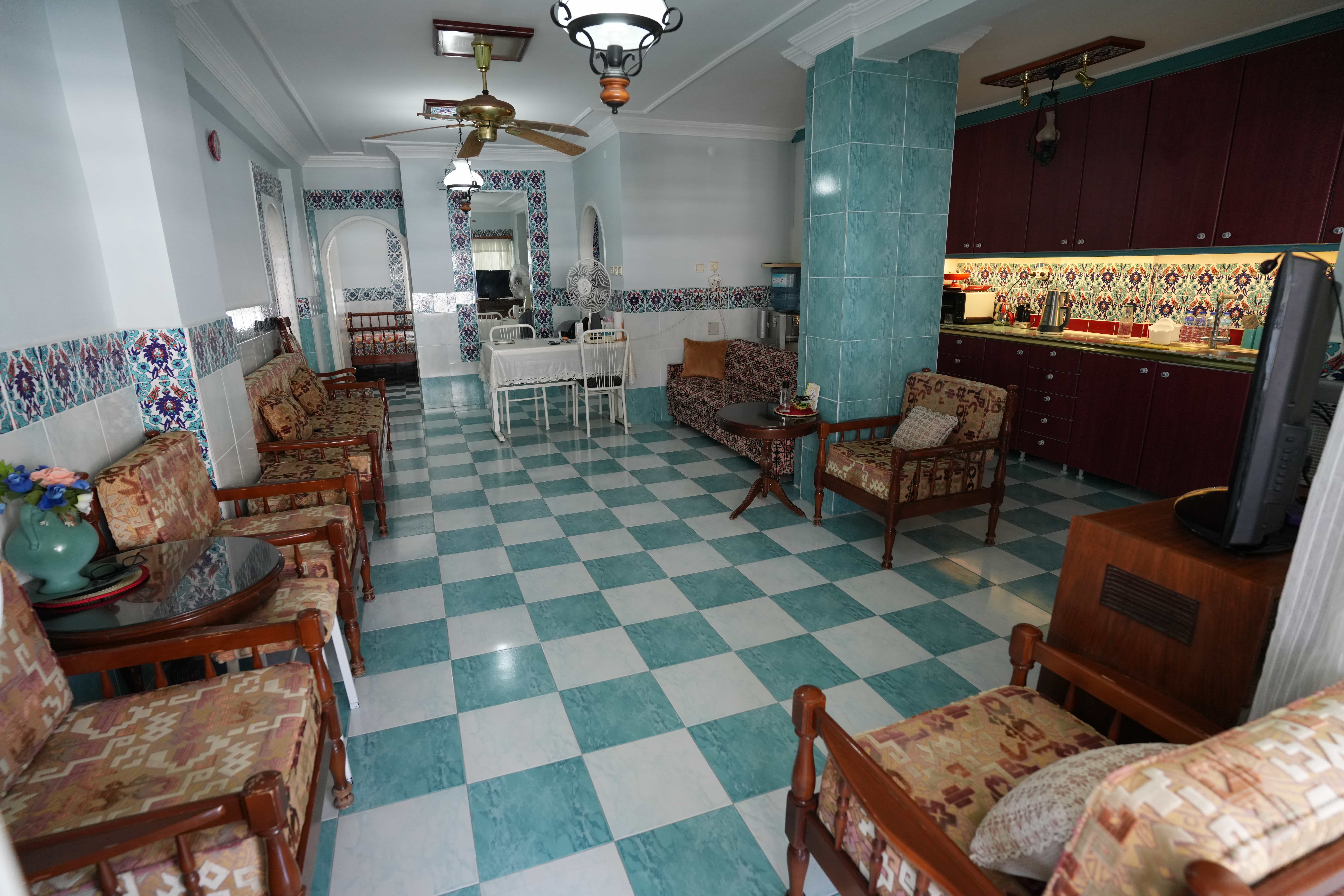 Gepflegte 3+1-Zimmer-Wohnung in der Ferienanlage Kuğu in Mersin Erdemli Tömük zu verkaufen
