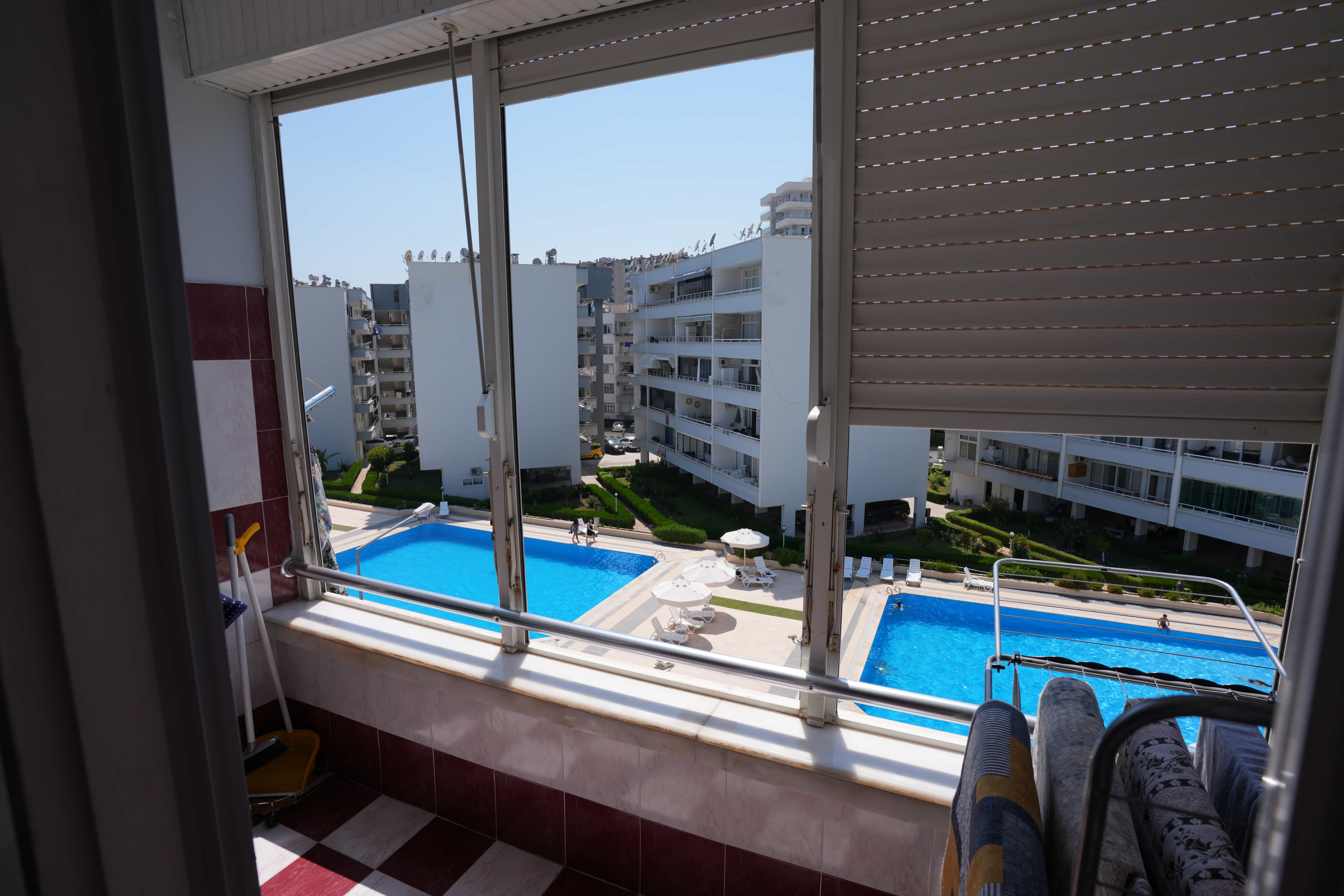 Gepflegte 3+1-Zimmer-Wohnung in der Ferienanlage Kuğu in Mersin Erdemli Tömük zu verkaufen