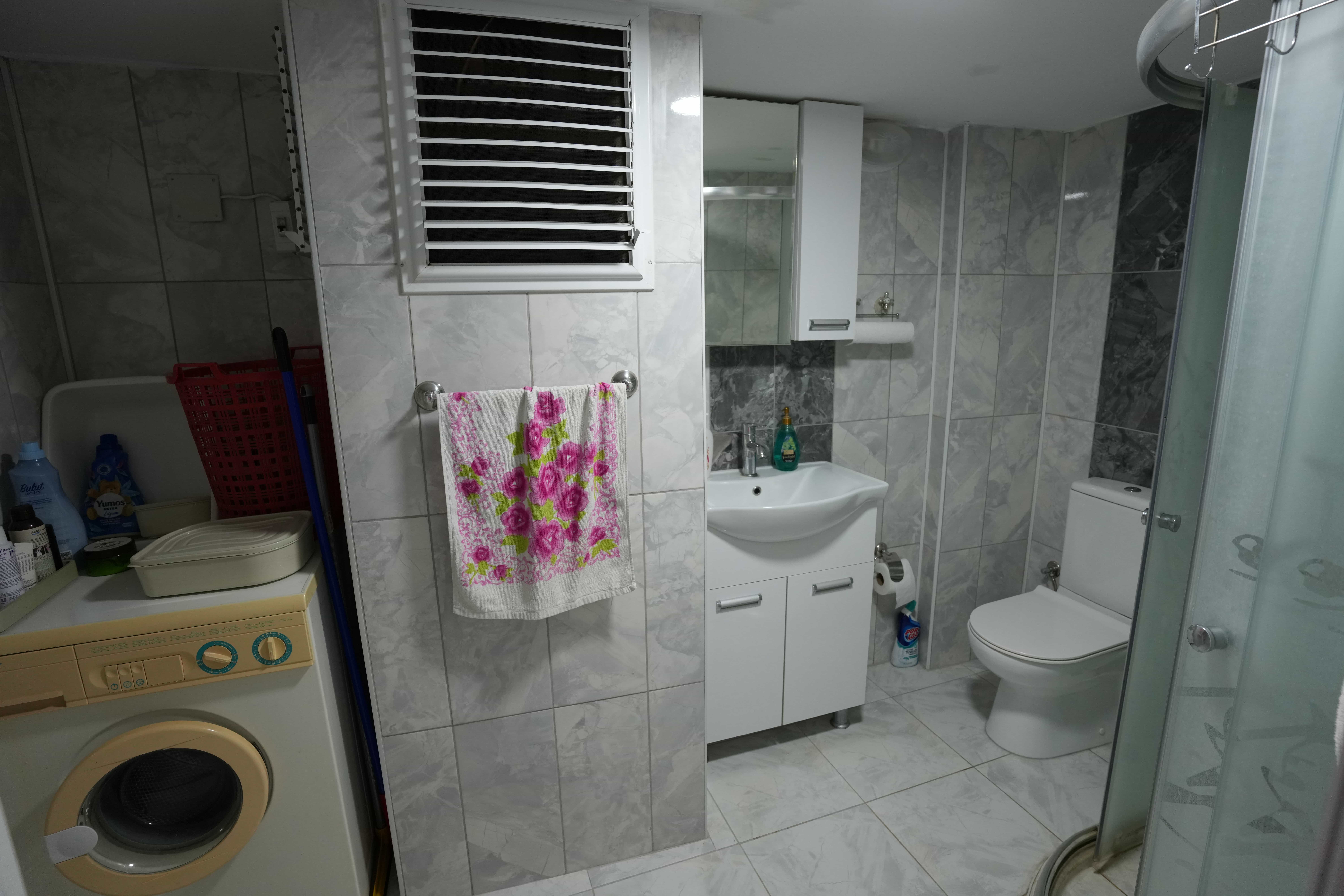Gepflegte 3+1-Zimmer-Wohnung in der Ferienanlage Kuğu in Mersin Erdemli Tömük zu verkaufen