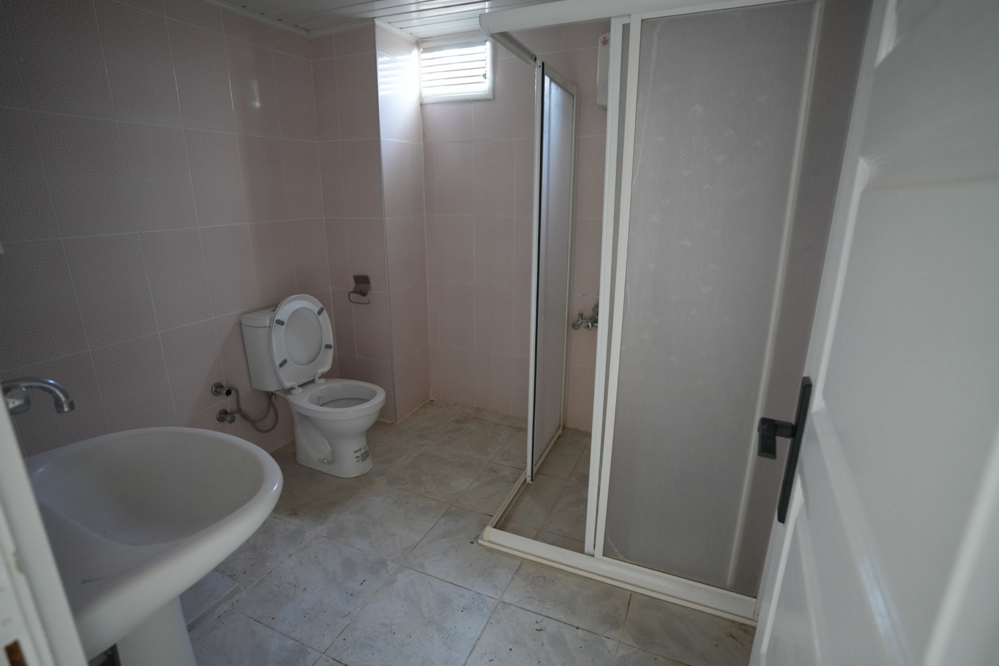 VIP01775 Mersin Erdemli Tırtar Elbiz Tatil Sitesi Denize Sıfır 2+1 Yıllık Kiralık Daire