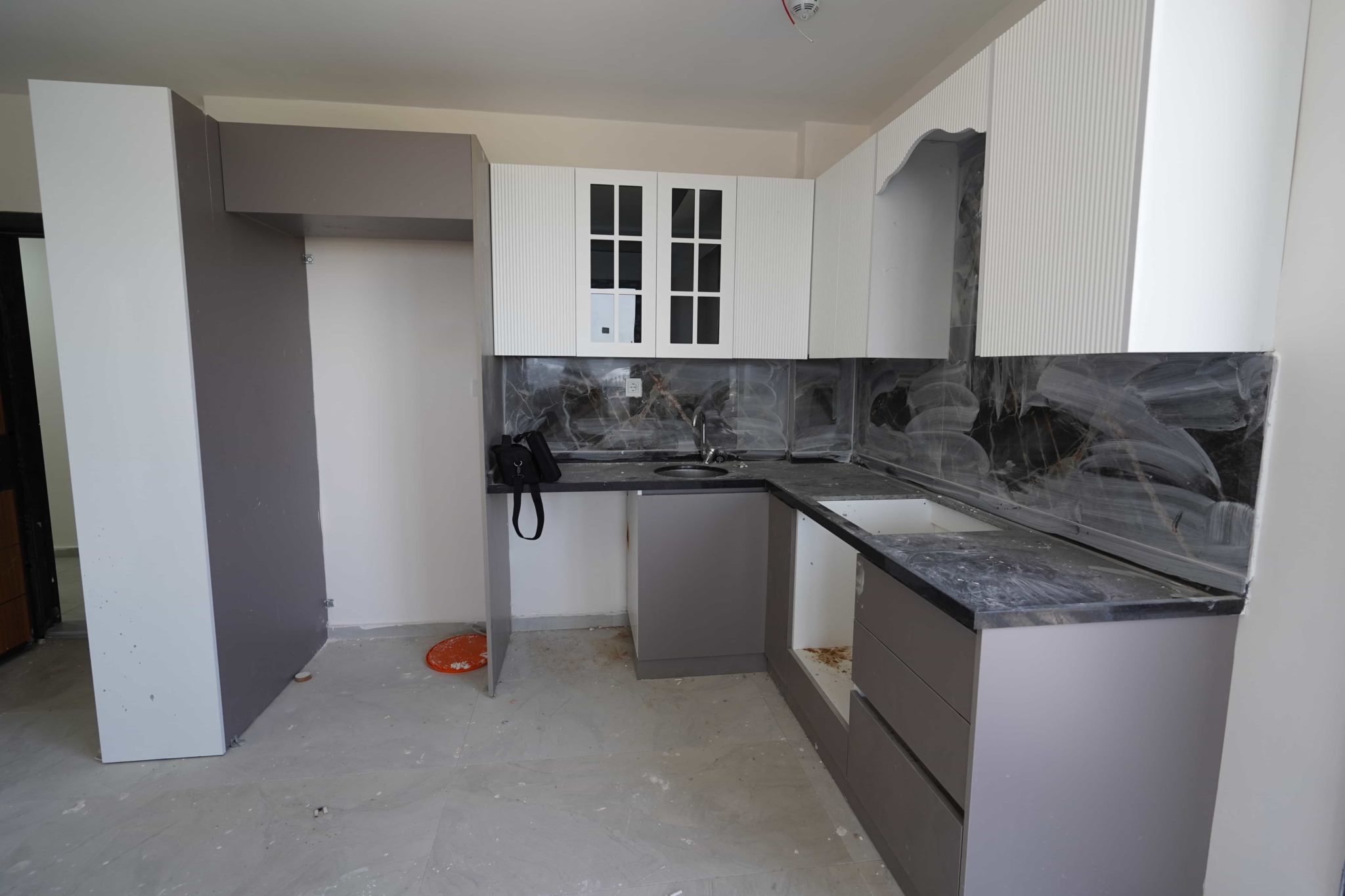 VIP09472 Mersin Erdemli Çeşmeli Otoban Çıkışında Satılık 2+1 Köşe Daire