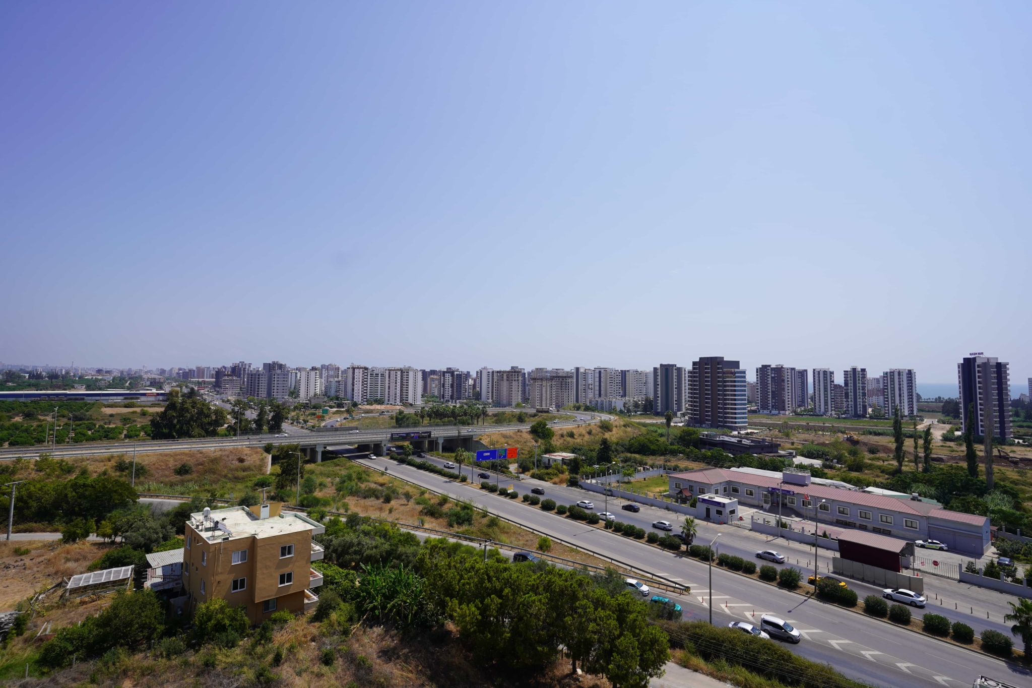 VIP09475 Mersin Erdemli Çeşmeli Otoban Çıkışında Satılık 2+1 Köşe Daire