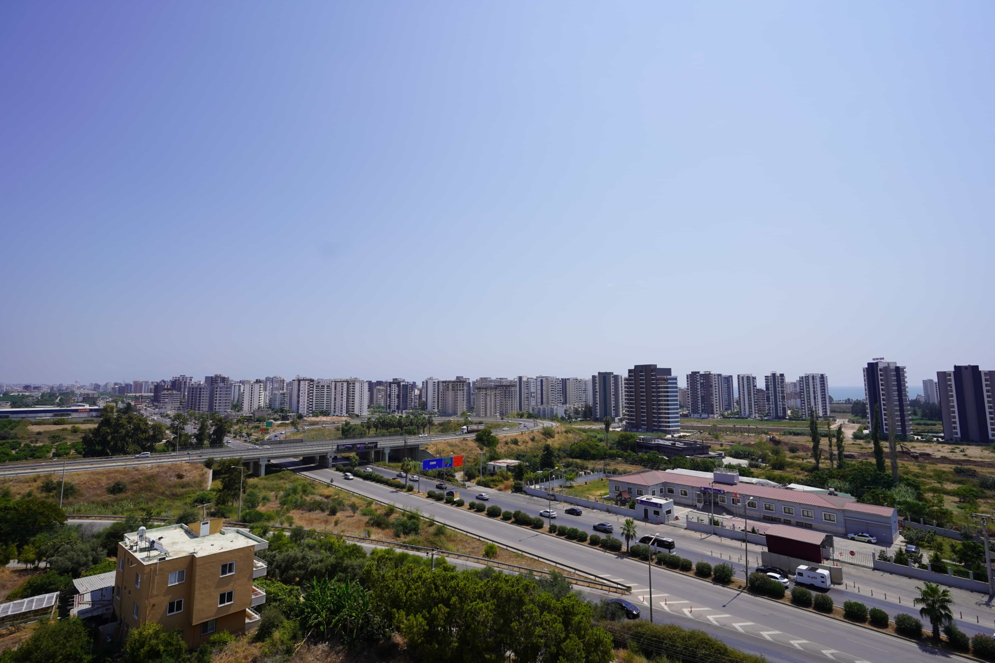 VIP09478 Mersin Erdemli Çeşmeli Otoban Çıkışında Satılık 2+1 Köşe Daire