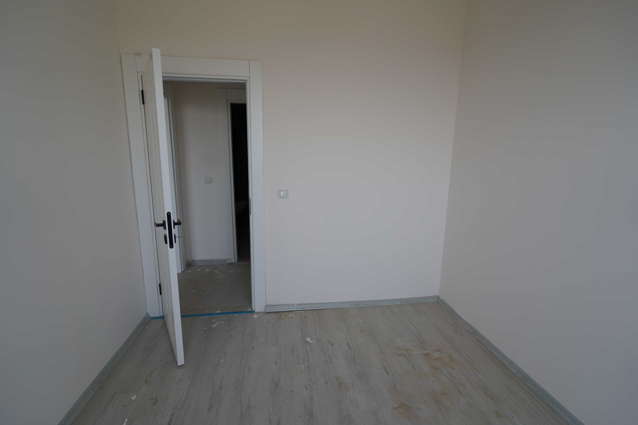 VIP09484 Mersin Erdemli Çeşmeli Otoban Çıkışında Satılık 2+1 Köşe Daire