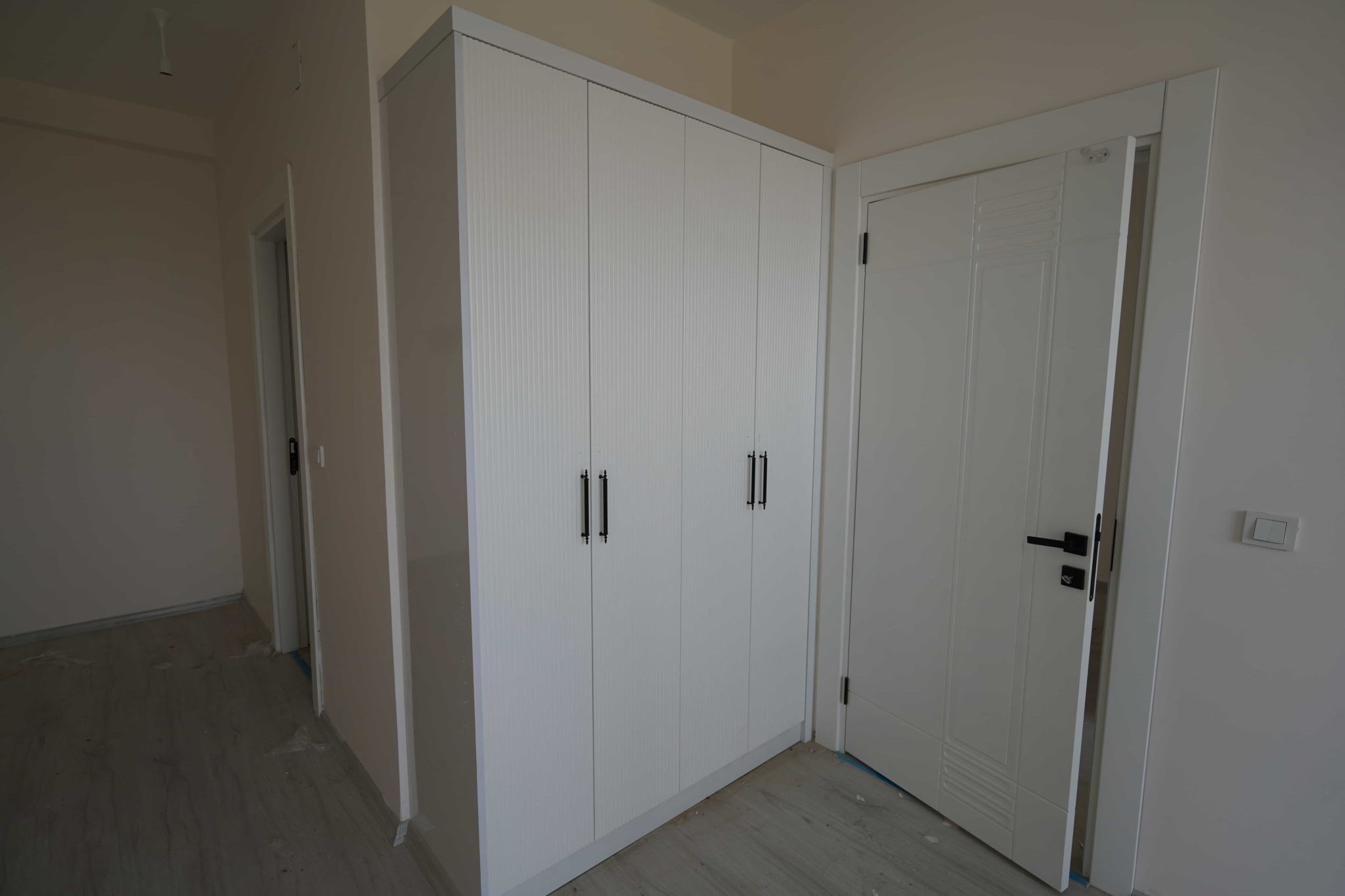 VIP09492 Mersin Erdemli Çeşmeli Otoban Çıkışında Satılık 2+1 Köşe Daire