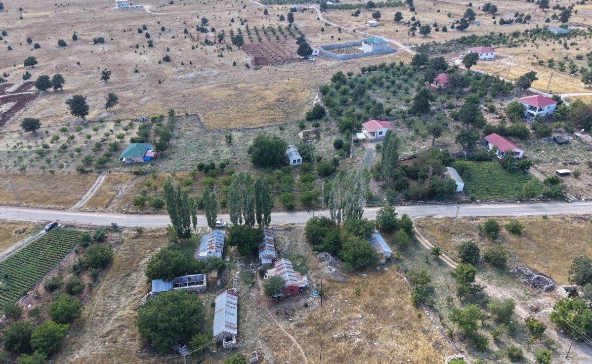 MERSİN ERDEMLİ AKPINAR YAYLASINDA SATILIK TARLA