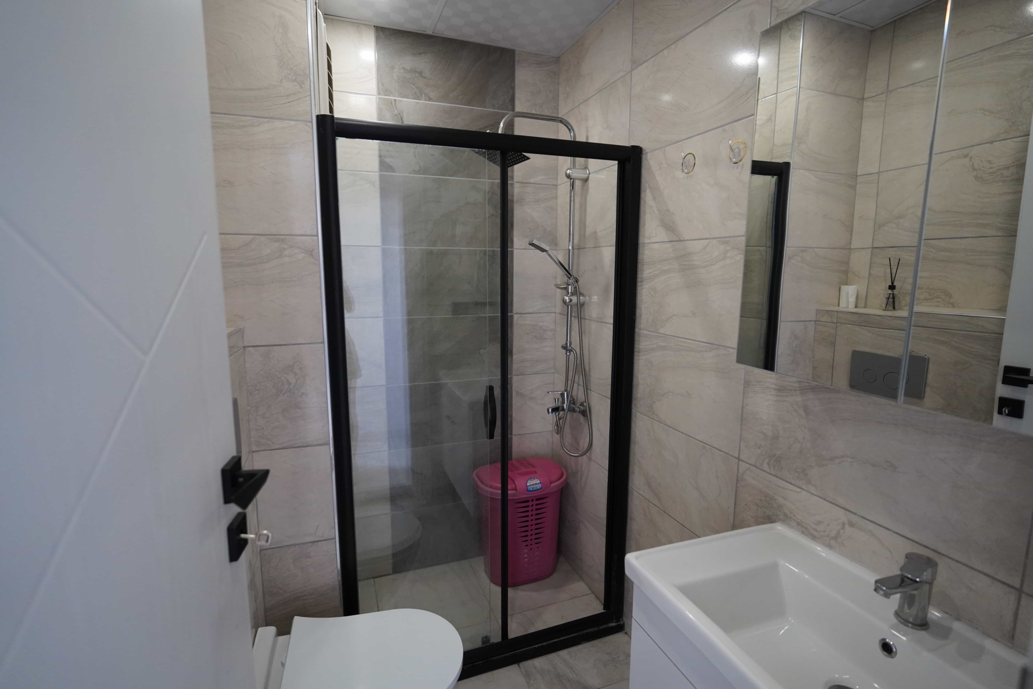 VIP09699 Mersin Erdemli Merkez Denize Yakın Eşyalı 1+1 kiralık Daire