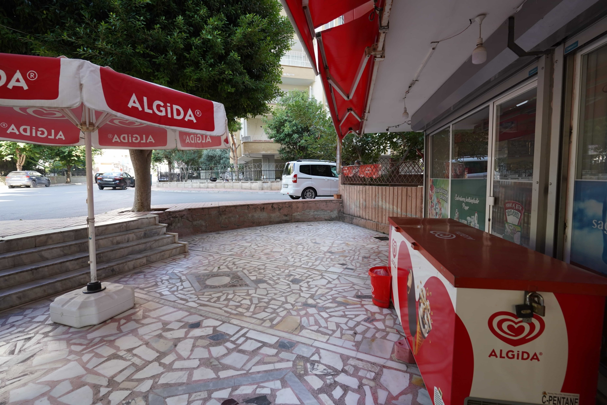 VIP09902 Mersin Mezitli Anayola Yakın Köşebaşında Devren Kiralık Market